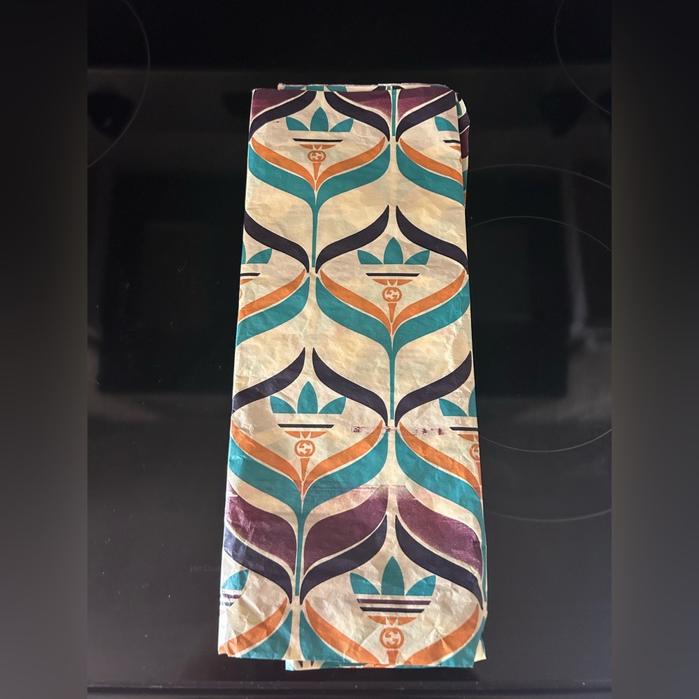 Removing Listing Soon - Gucci x Adidas Collab Merchandise Gift Wrap - Picture 4 of 12